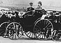 Gemeinsame Ausfahrt: Bertha Benz neben ihrem Gatten Carl Benz in einem Benz Victoria, Modell 1894.